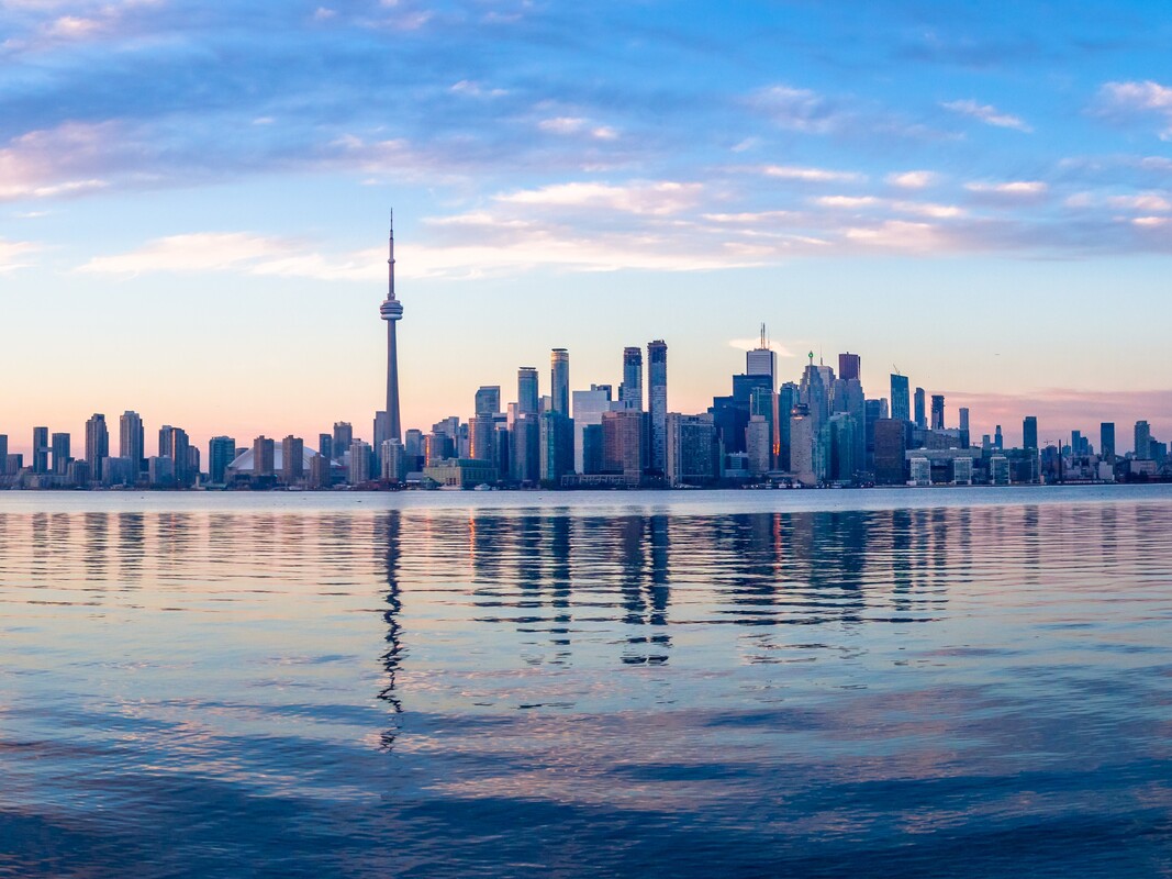 Lake Ontario cruises visit Toronto city skyline