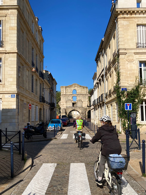 Bordeaux bike tour visiting the Palais Gallien